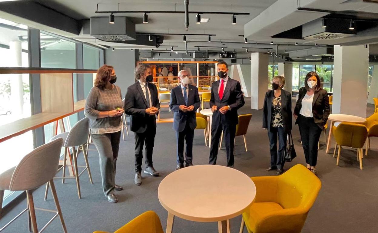 El alcalde, Miguel Chavarría, con el secretario autonómico y representantes de la empresa, en la inauguración. 