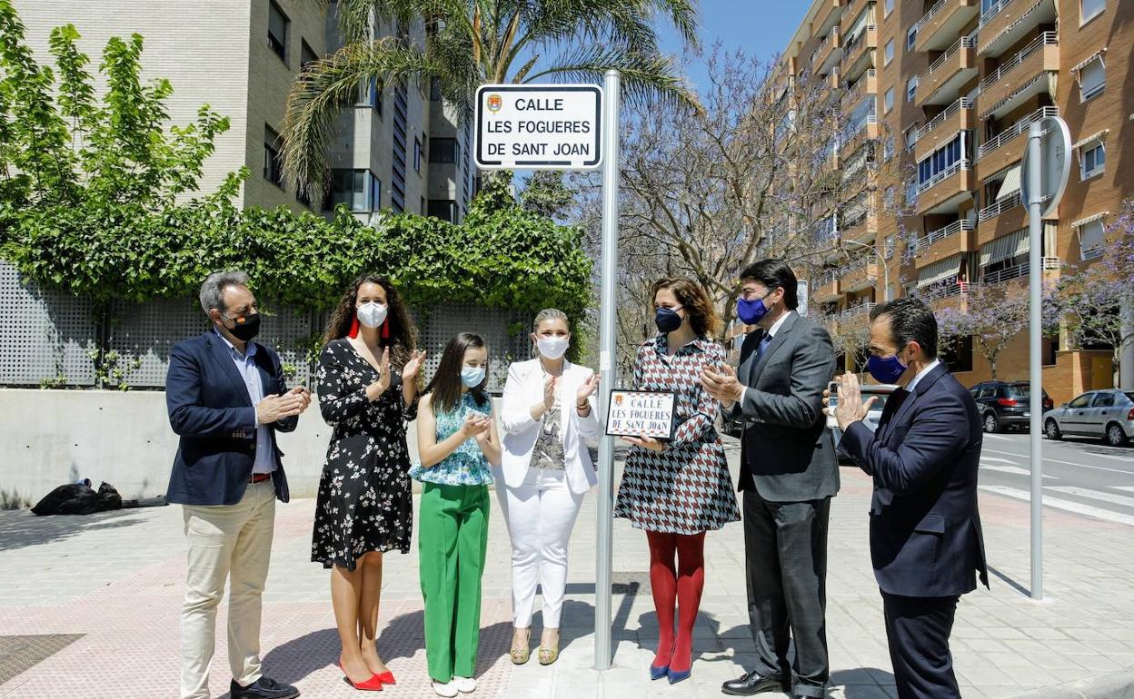 Inauguración de la calle 'Les Fogueres de Sant Joan', este viernes en Alicante. 