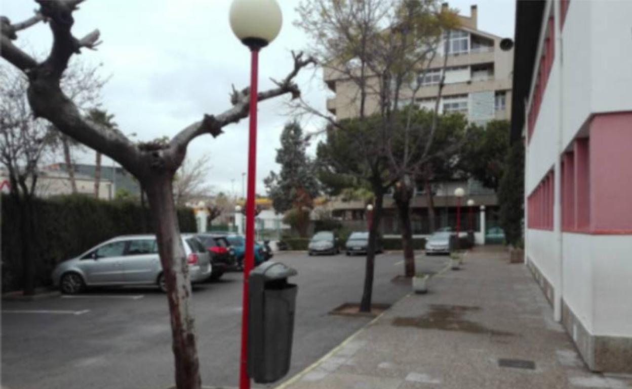 Los coches aparcados en la zona establecida dentro del centro. 