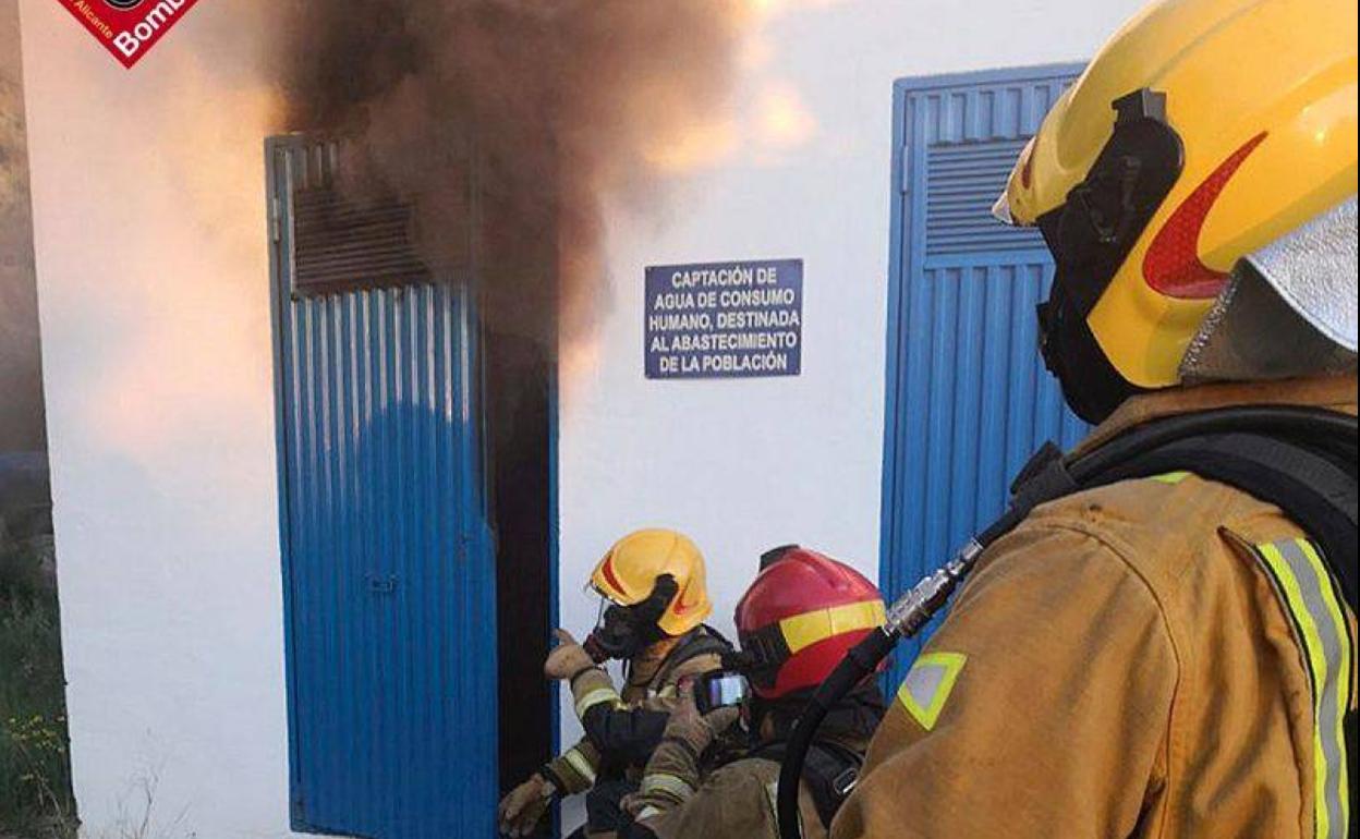 Bomberos del parque de Cocentaina durante su intervención en el incendio. 