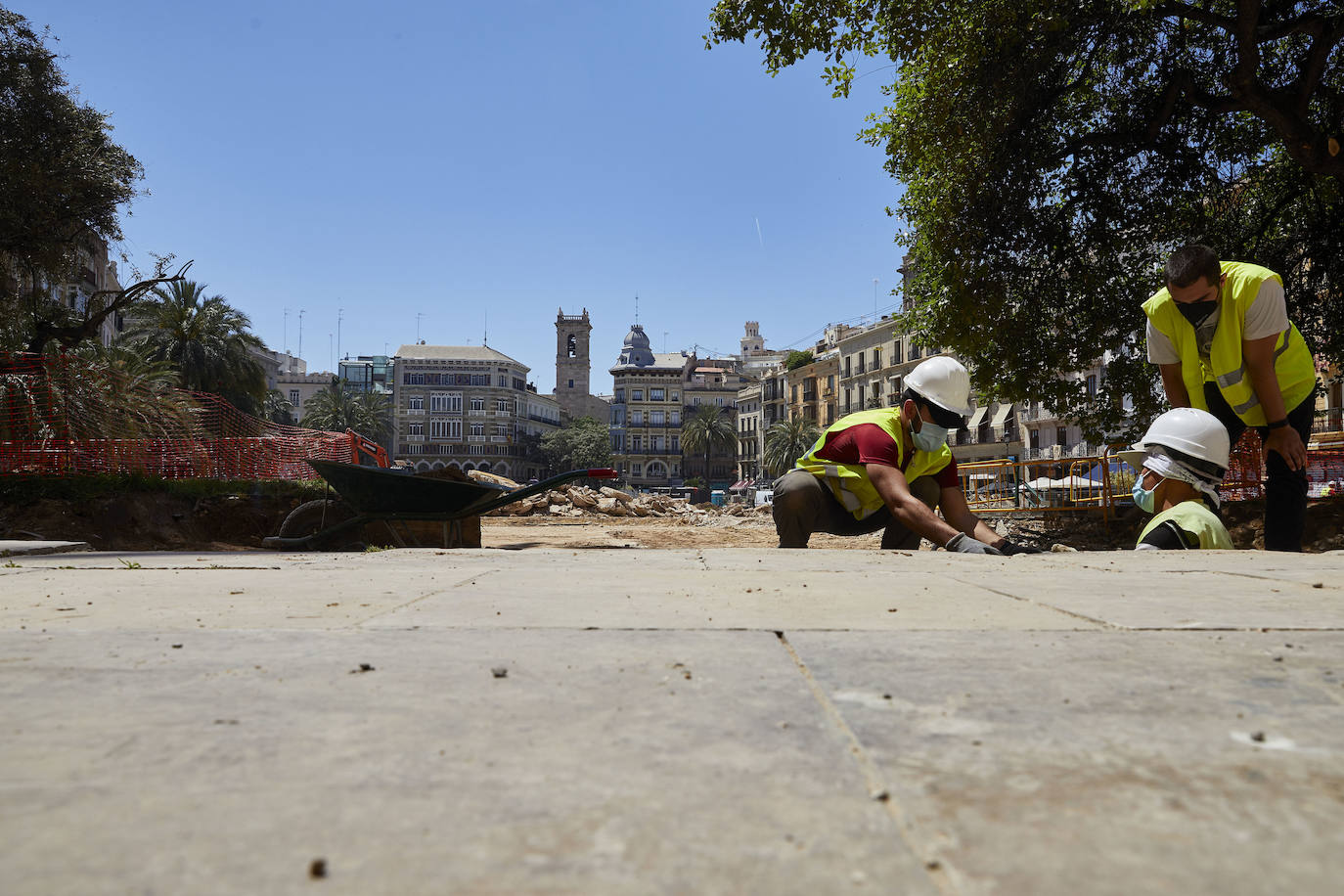 Las obras en el entorno de la plaza de la Reina avanzan y poco queda ya de su antigua imagen. Los jardines han terminado de desaparecer con la retirada de la tierra y los últimos setos mientras los operarios continúan con la remodelación del espacio, del que también se eliminarán próximamente las rampas del aparcamiento subterráneo.