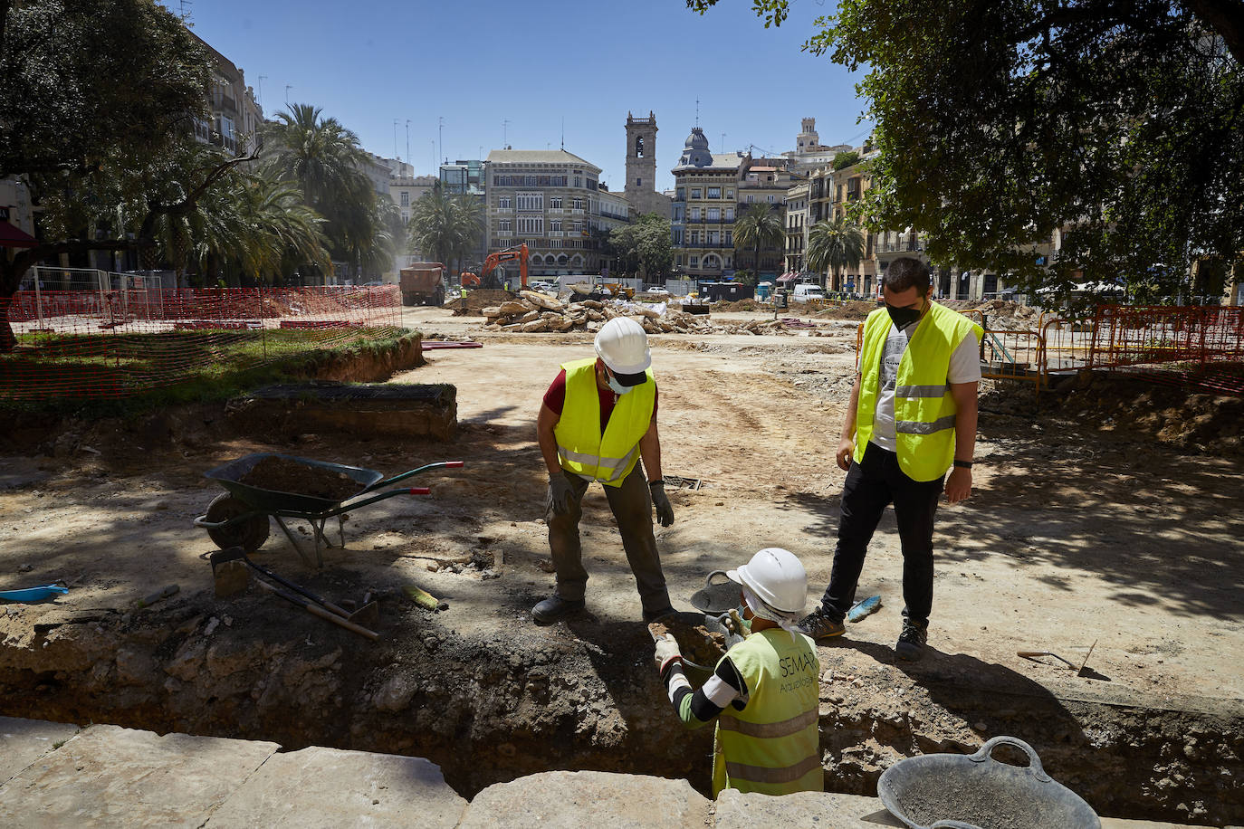 Las obras en el entorno de la plaza de la Reina avanzan y poco queda ya de su antigua imagen. Los jardines han terminado de desaparecer con la retirada de la tierra y los últimos setos mientras los operarios continúan con la remodelación del espacio, del que también se eliminarán próximamente las rampas del aparcamiento subterráneo.