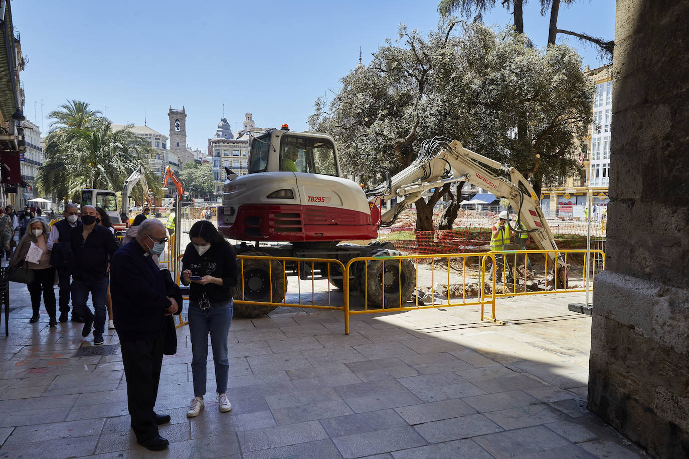 Las obras en el entorno de la plaza de la Reina avanzan y poco queda ya de su antigua imagen. Los jardines han terminado de desaparecer con la retirada de la tierra y los últimos setos mientras los operarios continúan con la remodelación del espacio, del que también se eliminarán próximamente las rampas del aparcamiento subterráneo.