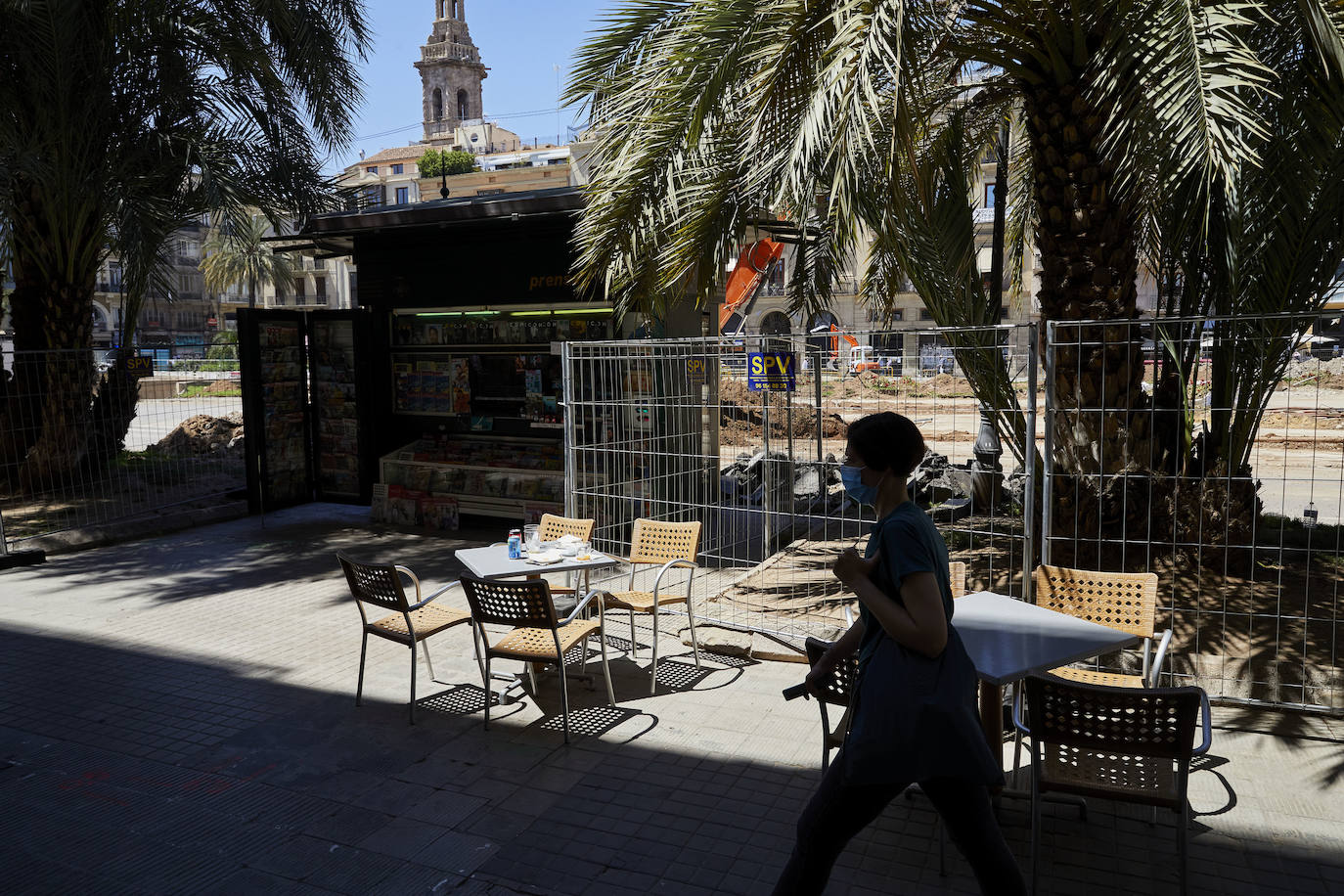 Las obras en el entorno de la plaza de la Reina avanzan y poco queda ya de su antigua imagen. Los jardines han terminado de desaparecer con la retirada de la tierra y los últimos setos mientras los operarios continúan con la remodelación del espacio, del que también se eliminarán próximamente las rampas del aparcamiento subterráneo.