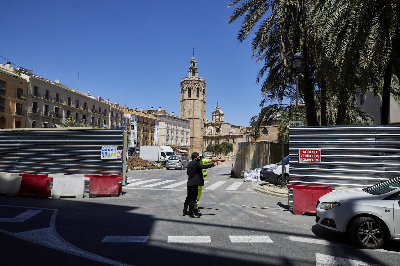 Las obras en el entorno de la plaza de la Reina avanzan y poco queda ya de su antigua imagen. Los jardines han terminado de desaparecer con la retirada de la tierra y los últimos setos mientras los operarios continúan con la remodelación del espacio, del que también se eliminarán próximamente las rampas del aparcamiento subterráneo.