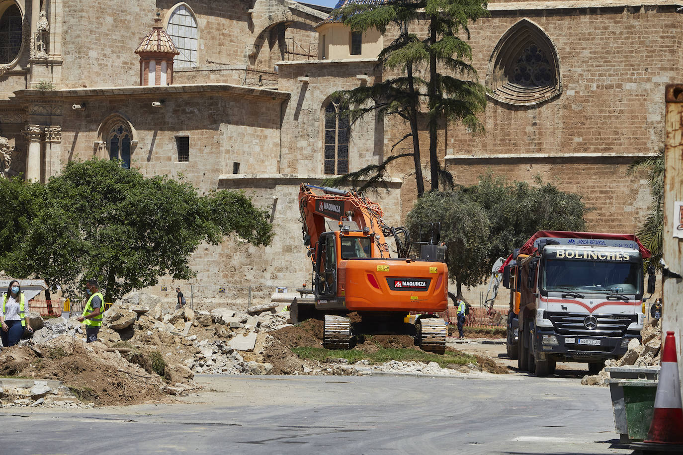 Las obras en el entorno de la plaza de la Reina avanzan y poco queda ya de su antigua imagen. Los jardines han terminado de desaparecer con la retirada de la tierra y los últimos setos mientras los operarios continúan con la remodelación del espacio, del que también se eliminarán próximamente las rampas del aparcamiento subterráneo.