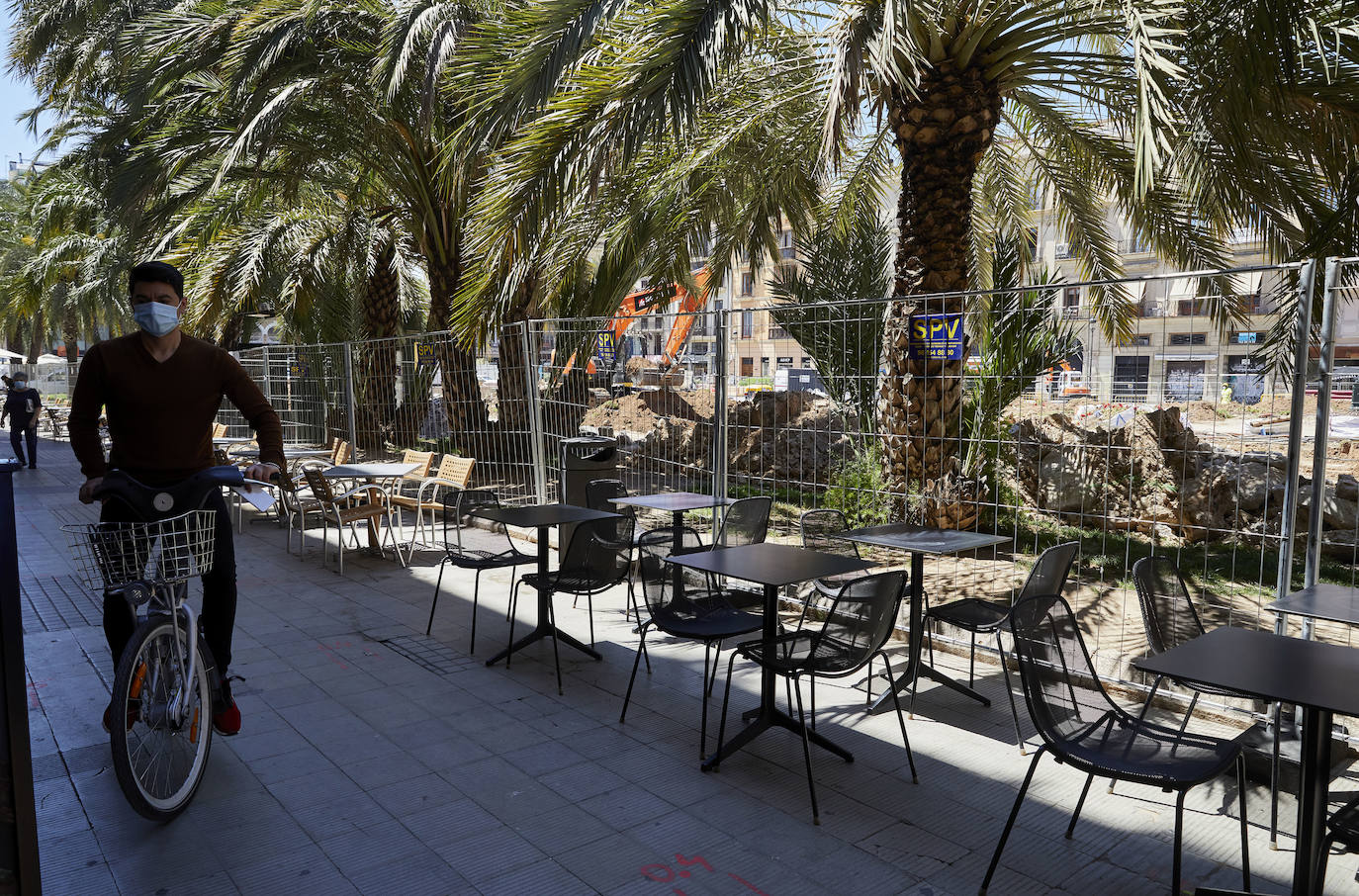 Las obras en el entorno de la plaza de la Reina avanzan y poco queda ya de su antigua imagen. Los jardines han terminado de desaparecer con la retirada de la tierra y los últimos setos mientras los operarios continúan con la remodelación del espacio, del que también se eliminarán próximamente las rampas del aparcamiento subterráneo.