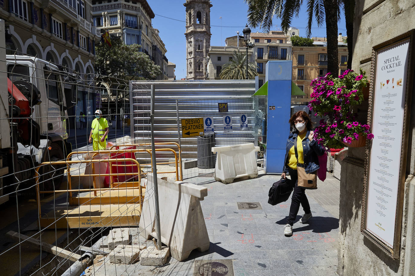 Las obras en el entorno de la plaza de la Reina avanzan y poco queda ya de su antigua imagen. Los jardines han terminado de desaparecer con la retirada de la tierra y los últimos setos mientras los operarios continúan con la remodelación del espacio, del que también se eliminarán próximamente las rampas del aparcamiento subterráneo.