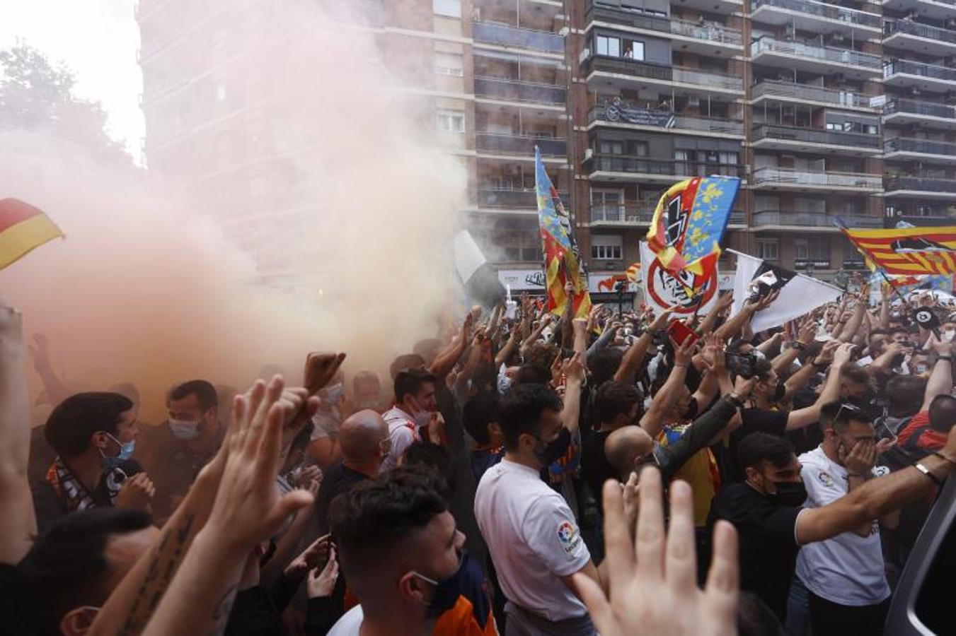 Miles de aficionados recorren la avenida de Aragón hasta Mestalla para pedirle al máximo accionista que se vaya del club. 