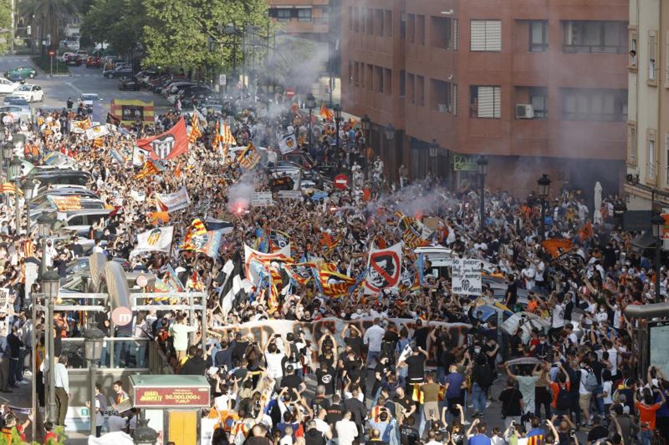 Miles de aficionados recorren la avenida de Aragón hasta Mestalla para pedirle al máximo accionista que se vaya del club. 