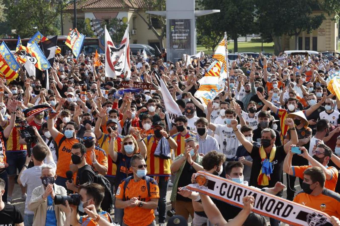Miles de aficionados recorren la avenida de Aragón hasta Mestalla para pedirle al máximo accionista que se vaya del club. 