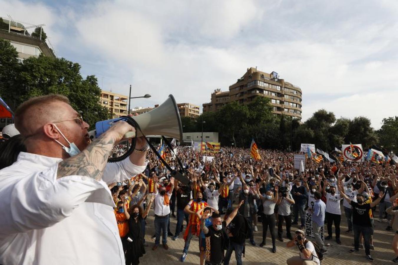 Miles de aficionados recorren la avenida de Aragón hasta Mestalla para pedirle al máximo accionista que se vaya del club. 