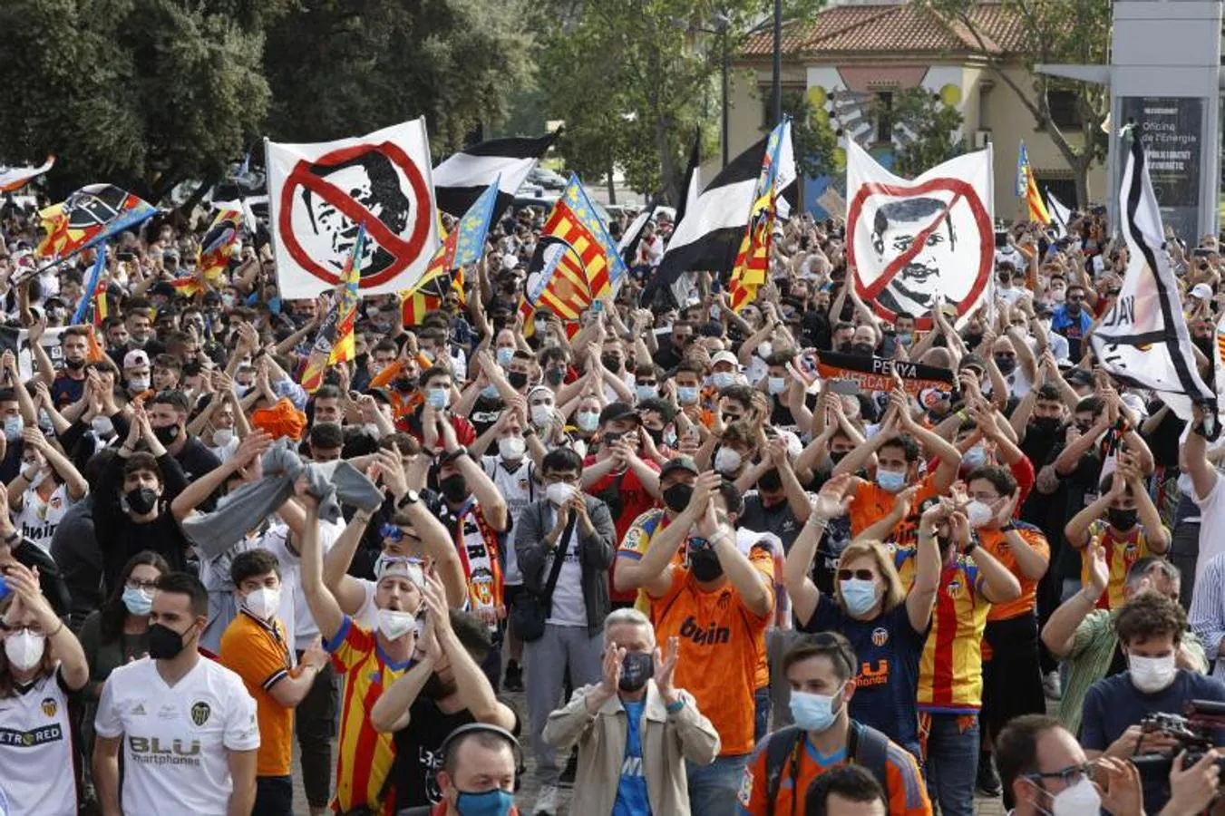 Miles de aficionados recorren la avenida de Aragón hasta Mestalla para pedirle al máximo accionista que se vaya del club. 