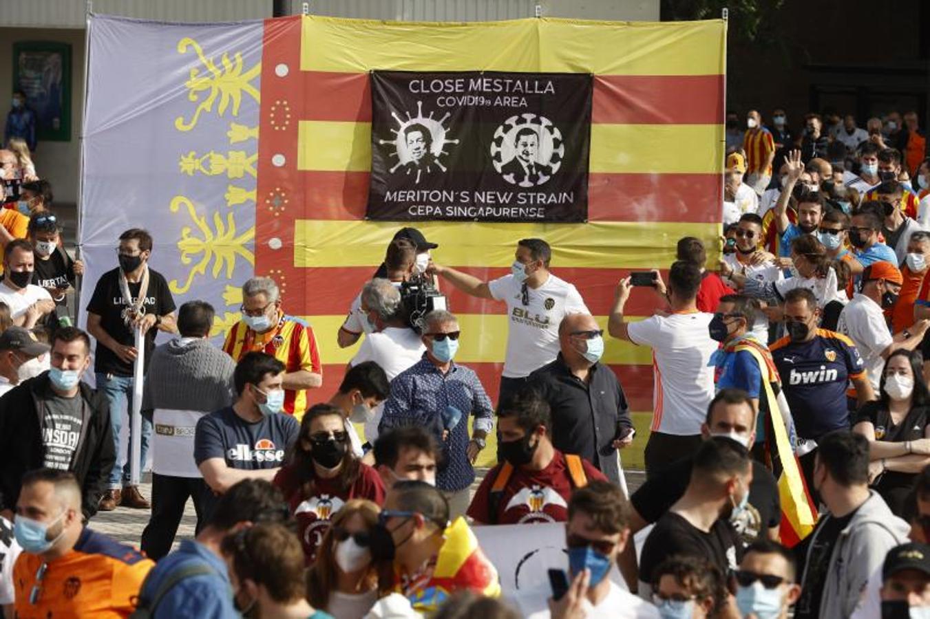 Miles de aficionados recorren la avenida de Aragón hasta Mestalla para pedirle al máximo accionista que se vaya del club. 