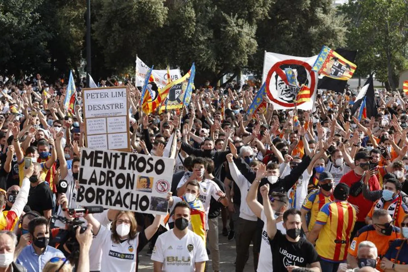 Miles de aficionados recorren la avenida de Aragón hasta Mestalla para pedirle al máximo accionista que se vaya del club. 