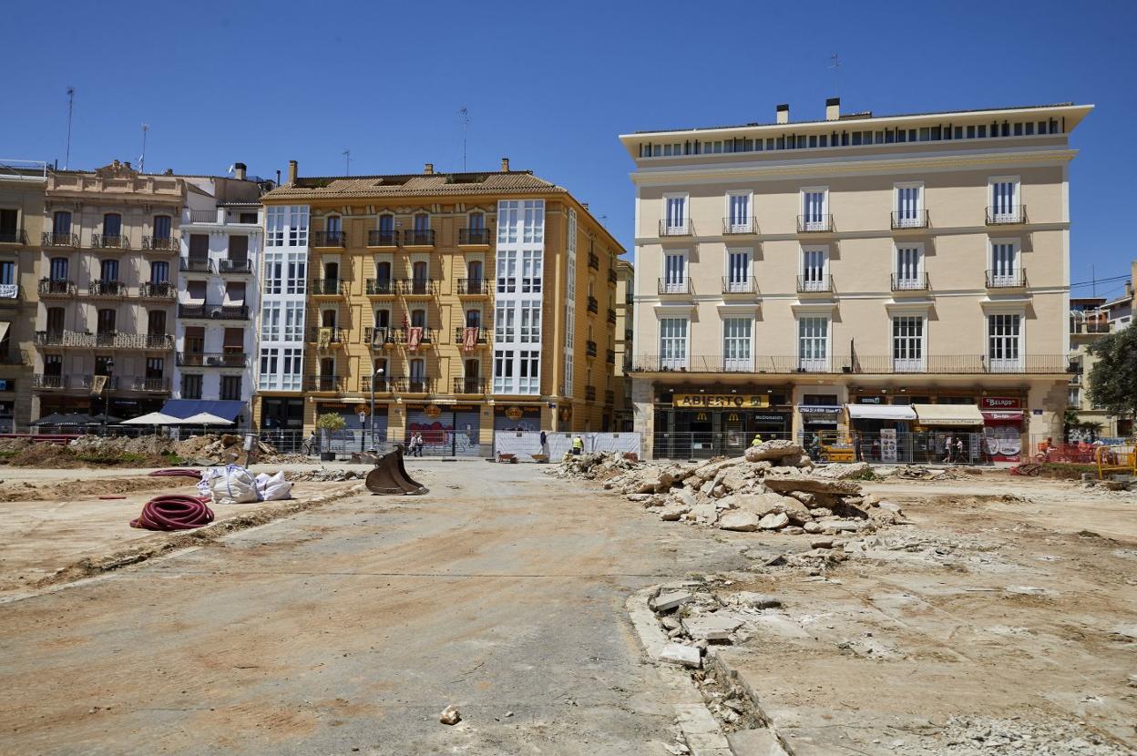 La plaza de la Reina, despejada de jardines y aceras, ayer. iván arlandis