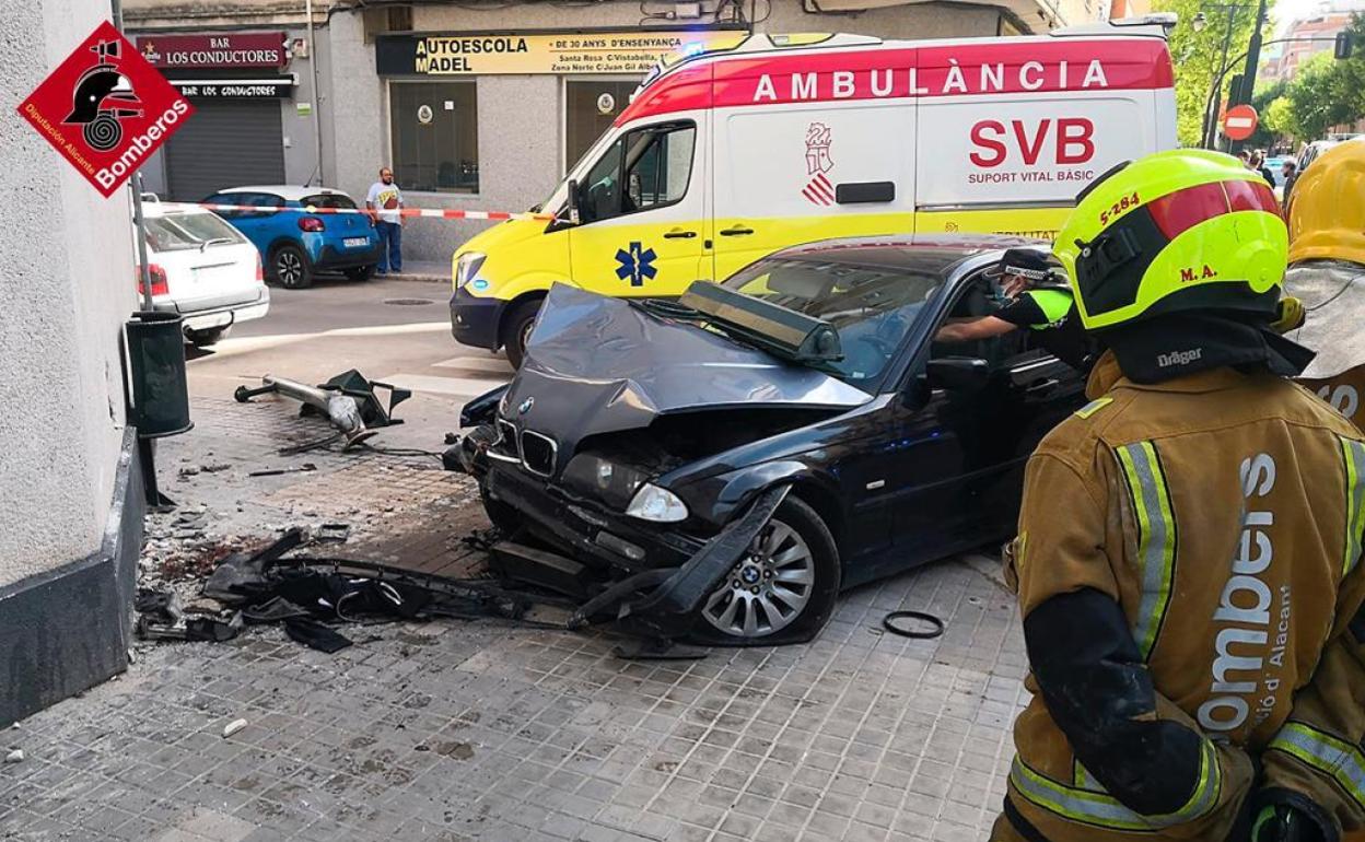 El coche que ha atropellado al viandante, en el lugar del accidente.