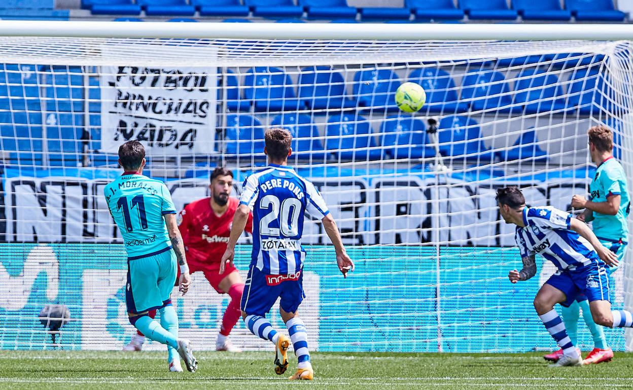 José Luís Morales en la acción de su primer gol