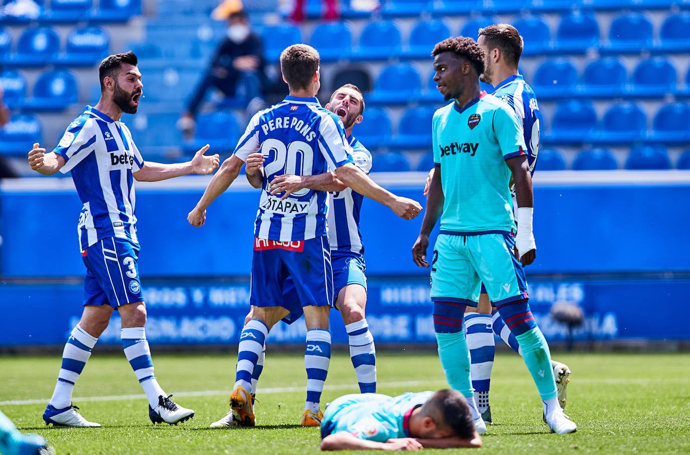 Vídeo: El Alavés se agarra a Joselu para seguir en Primera