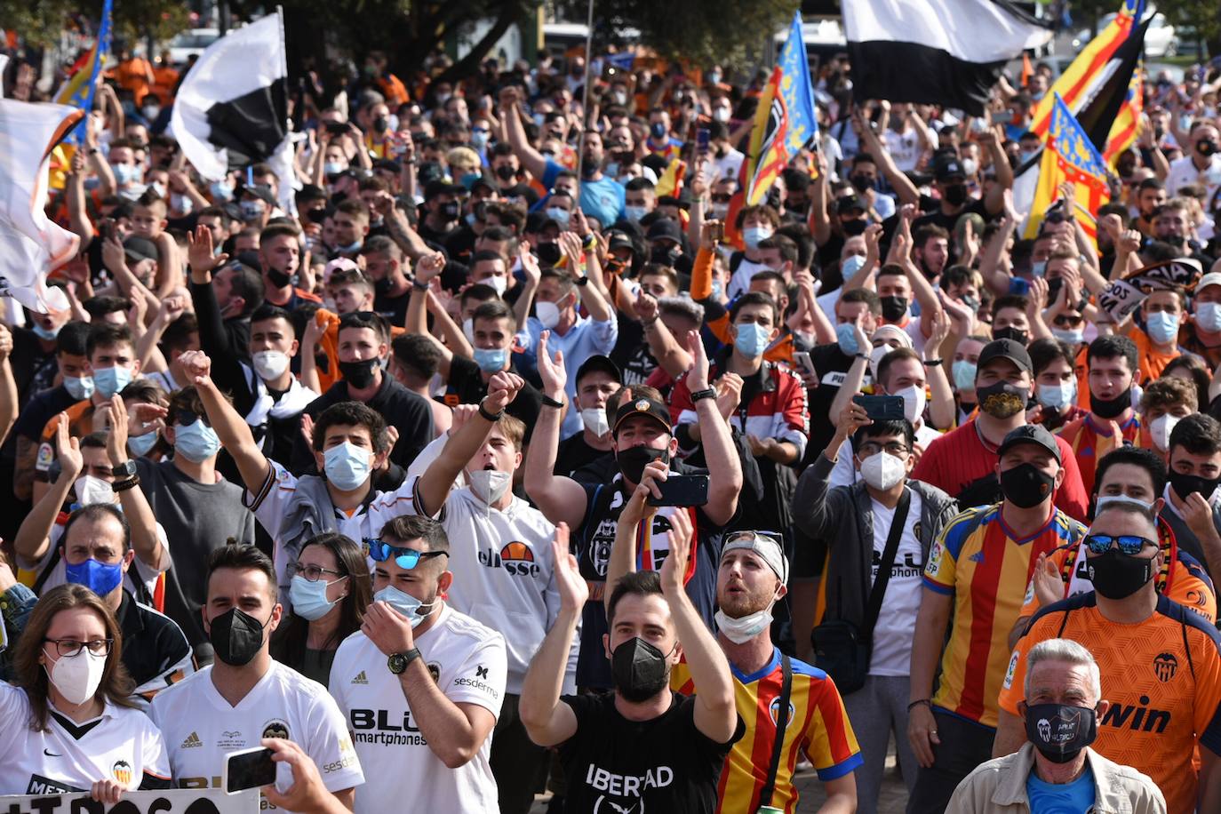 Miles de aficionados recorren la avenida de Aragón hasta Mestalla para pedirle al máximo accionista que se vaya del club. 