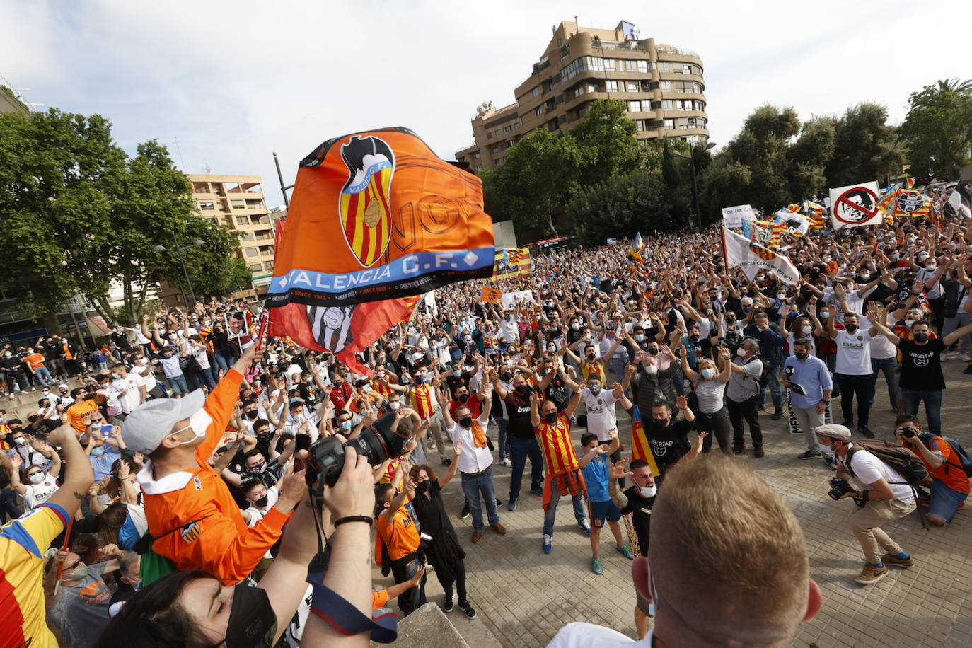 Miles de aficionados recorren la avenida de Aragón hasta Mestalla para pedirle al máximo accionista que se vaya del club. 