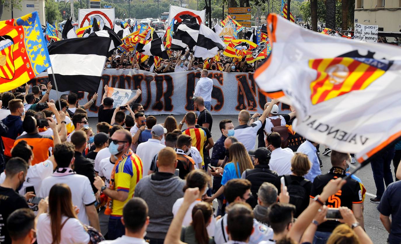 Miles de aficionados recorren la avenida de Aragón hasta Mestalla para pedirle al máximo accionista que se vaya del club. 