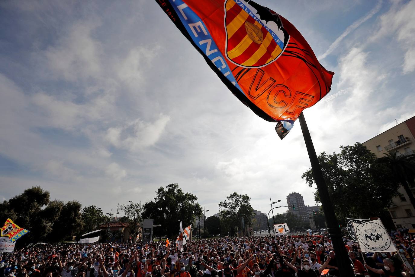 Miles de aficionados recorren la avenida de Aragón hasta Mestalla para pedirle al máximo accionista que se vaya del club. 