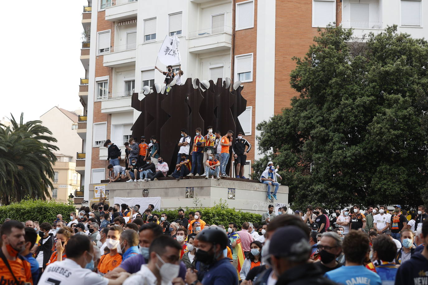 Miles de aficionados recorren la avenida de Aragón hasta Mestalla para pedirle al máximo accionista que se vaya del club. 