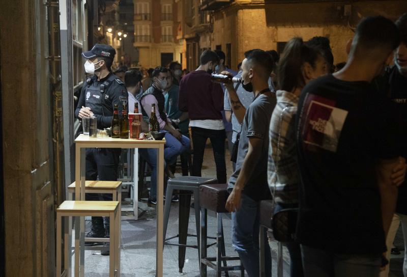 Fiesta en la calle el primer día sin estado de alarma. 