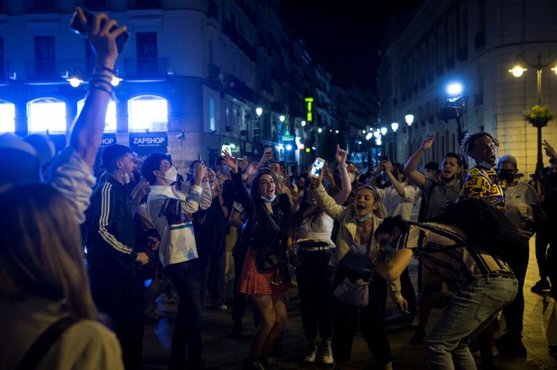 Fiesta en la calle el primer día sin estado de alarma. 