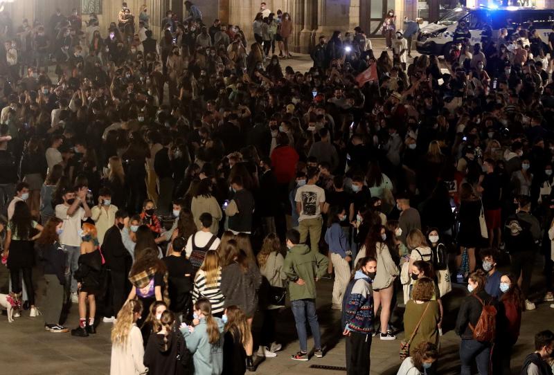 Fiesta en la calle el primer día sin estado de alarma. 