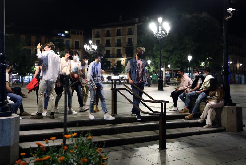 Fiesta en la calle el primer día sin estado de alarma. 