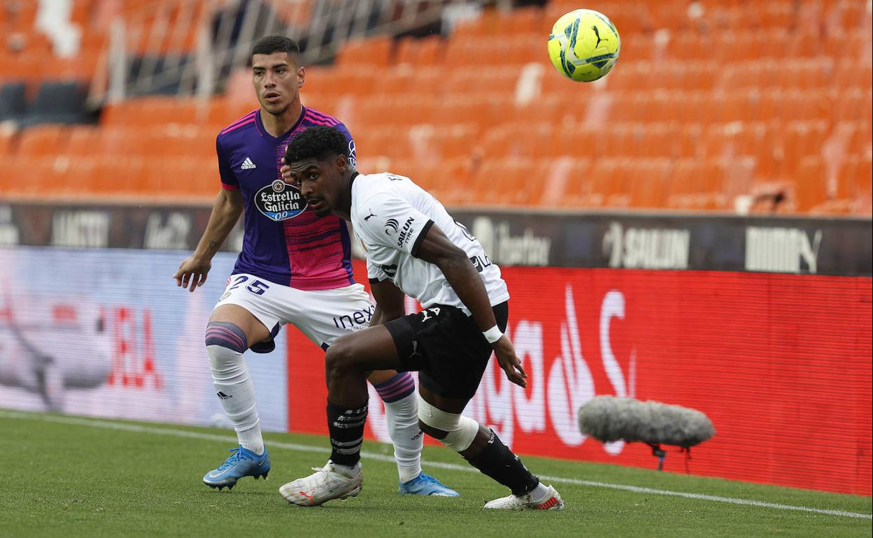 Thierry Correia, durante una jugada en el partido ante el Valladolid en Mestalla. 