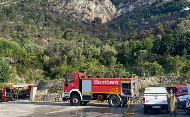 Imagen principal - Incendio de vegetación en Alcalalí. 