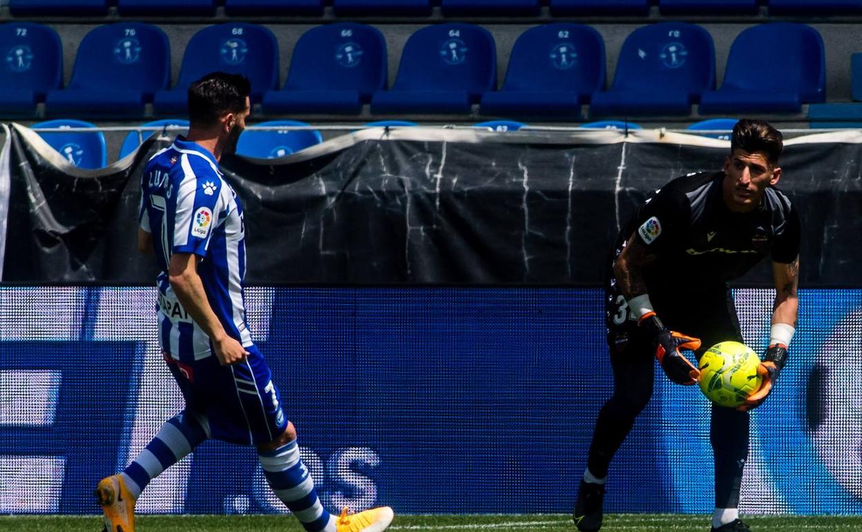 Dani Cárdenas agarra un balón durante el partido contra el Alavés.