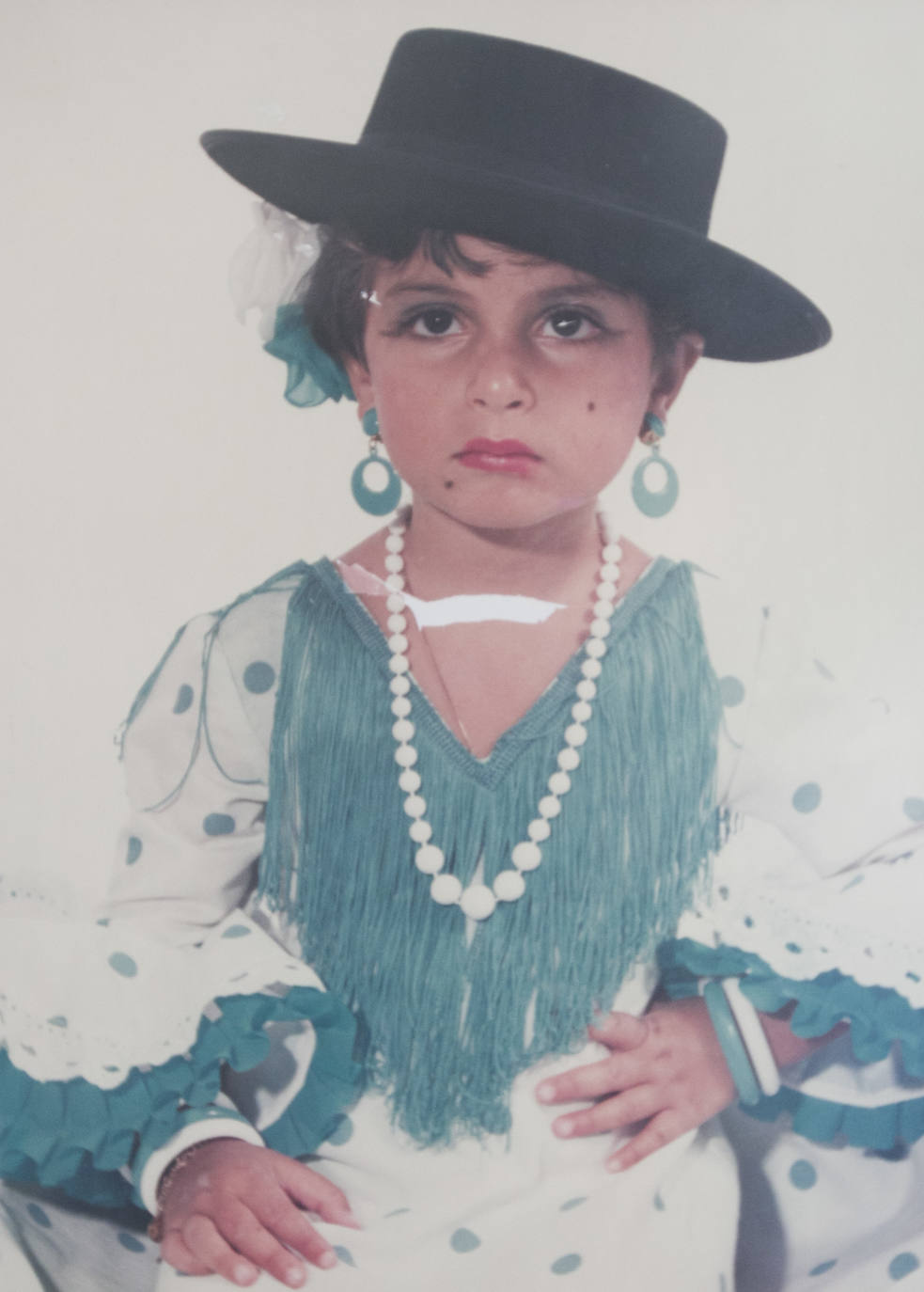 Mariam, vestida de flamenca en un festival de fin de curso de su colegio, Edelweiss.