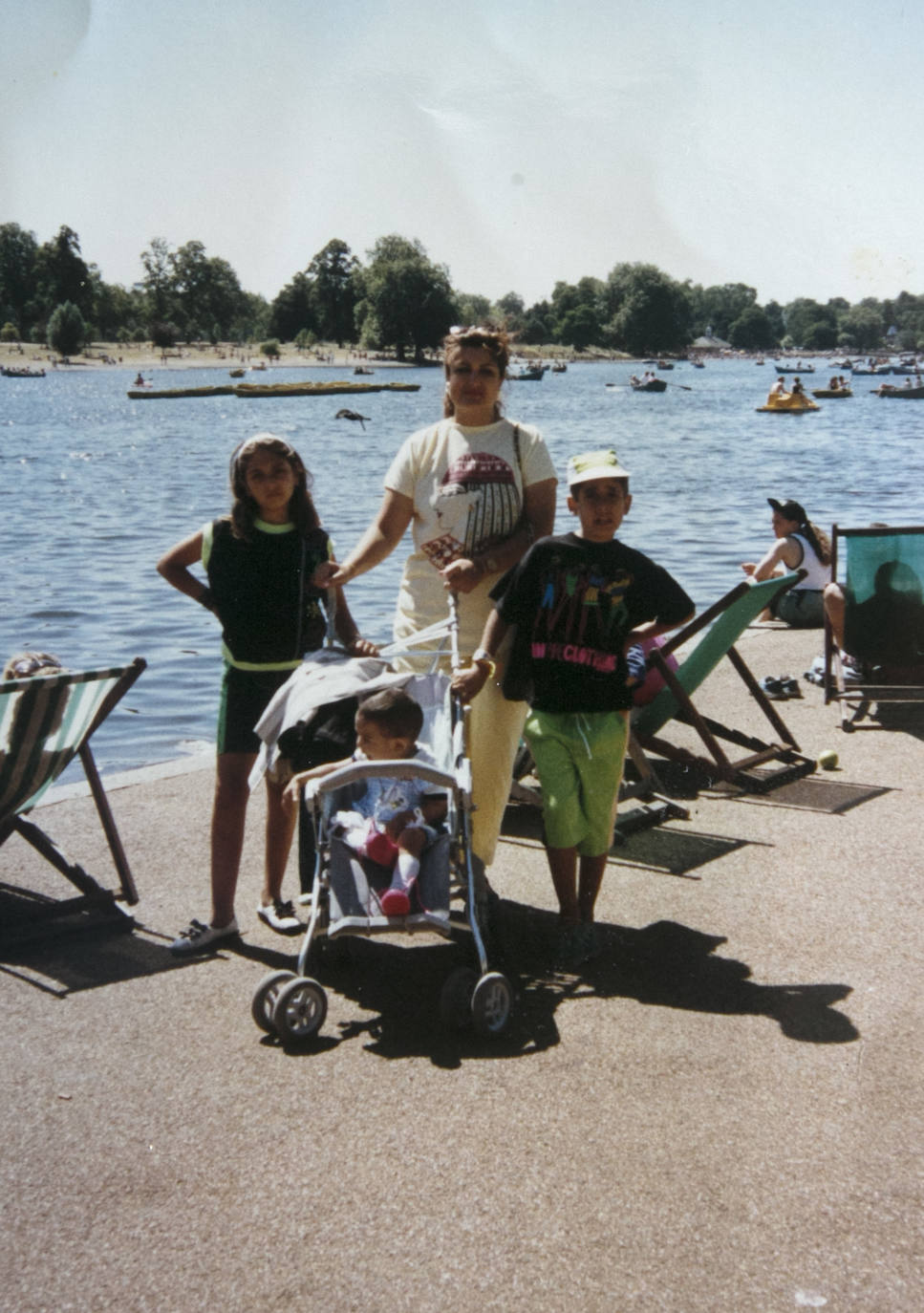 Junto a sus hermanos y su madre en un viaje a Londres.