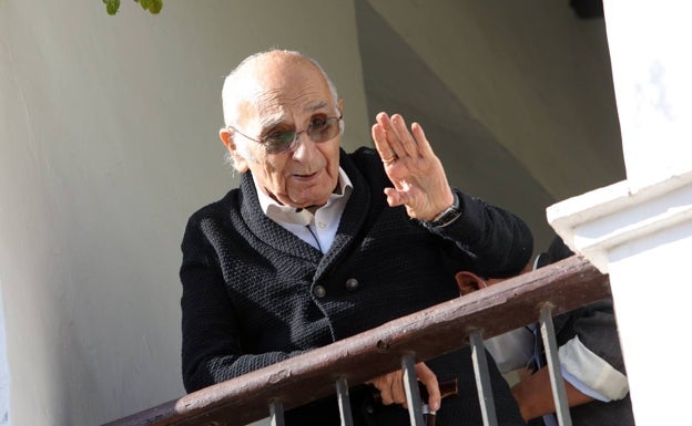 Francisco Brines, el pasado noviembre, celebrando el premio Cervantes desde su finca de L'Elca. 