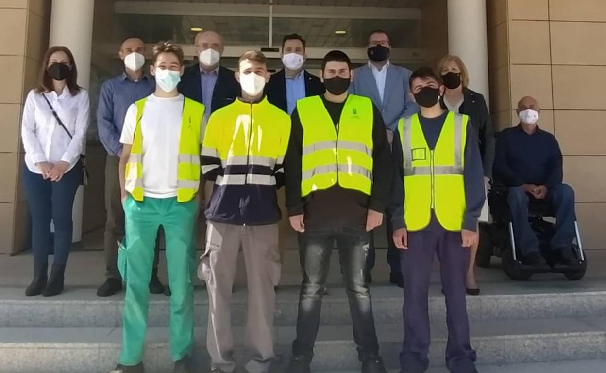 Estudiantes y responsables políticos y educativos. 