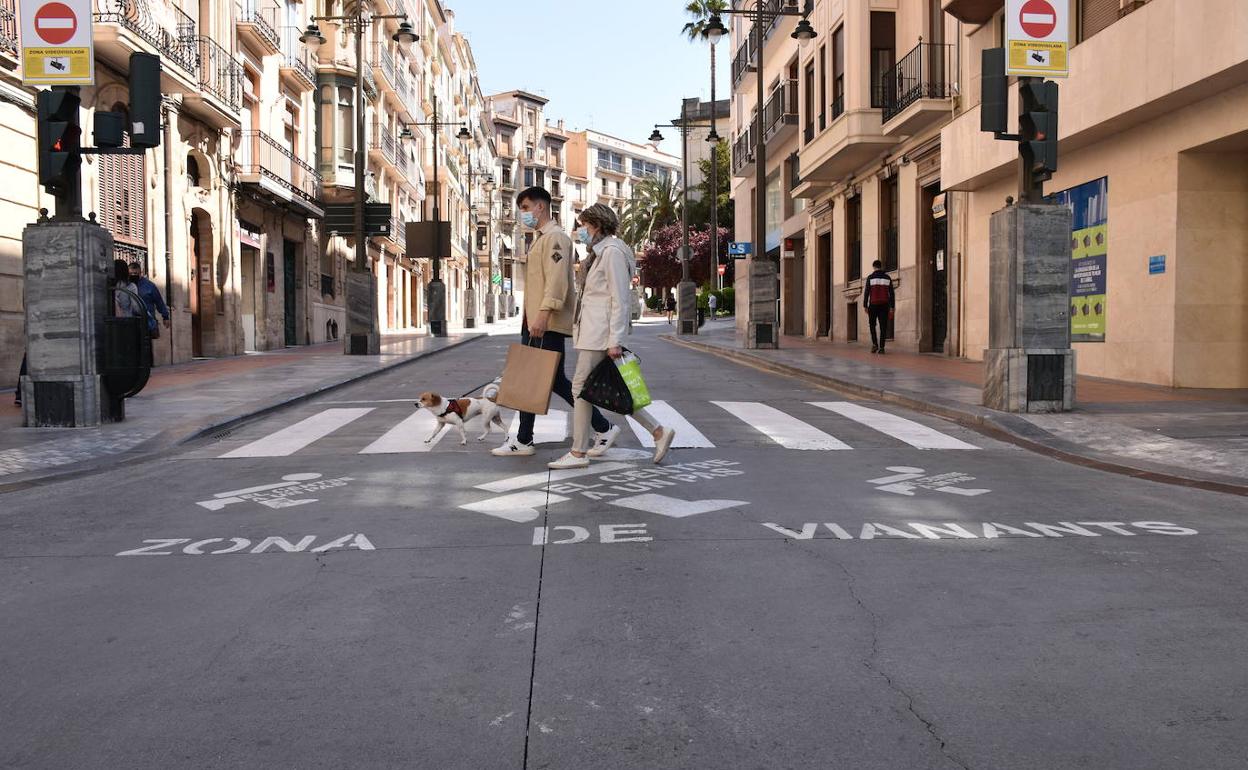 Dos personas cruzan por un paso de cebra en una de las nuevas zonas peatonalizadas. 