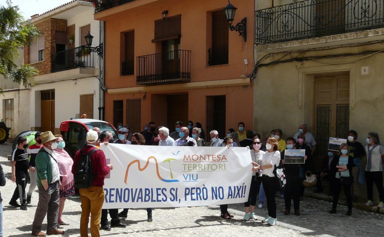 Concentración ante las puertas del Ayuntamiento durante la reunión de los alcaldes con la empresa. 