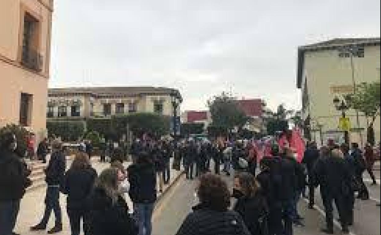 La concentración organizada por CCOO ante el Ayuntamiento de Paterna. 