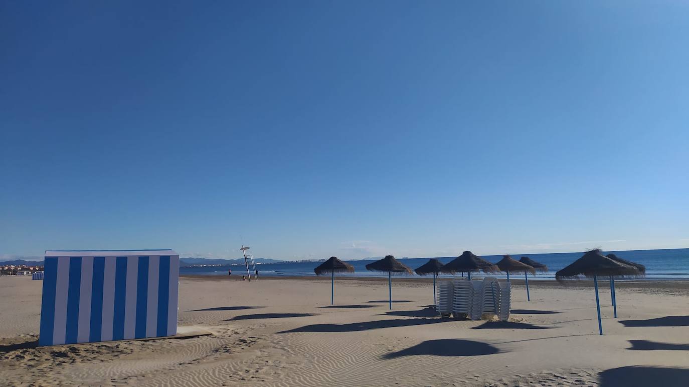 Los días de sol y mar se acercan a la Comunitat. Atrás queda el mal tiempo, las lluvias y el frío que han protagonizado el mes de abril. Las playas de Valencia se preparan ya para la temporada de verano, el segundo en pandemia. 