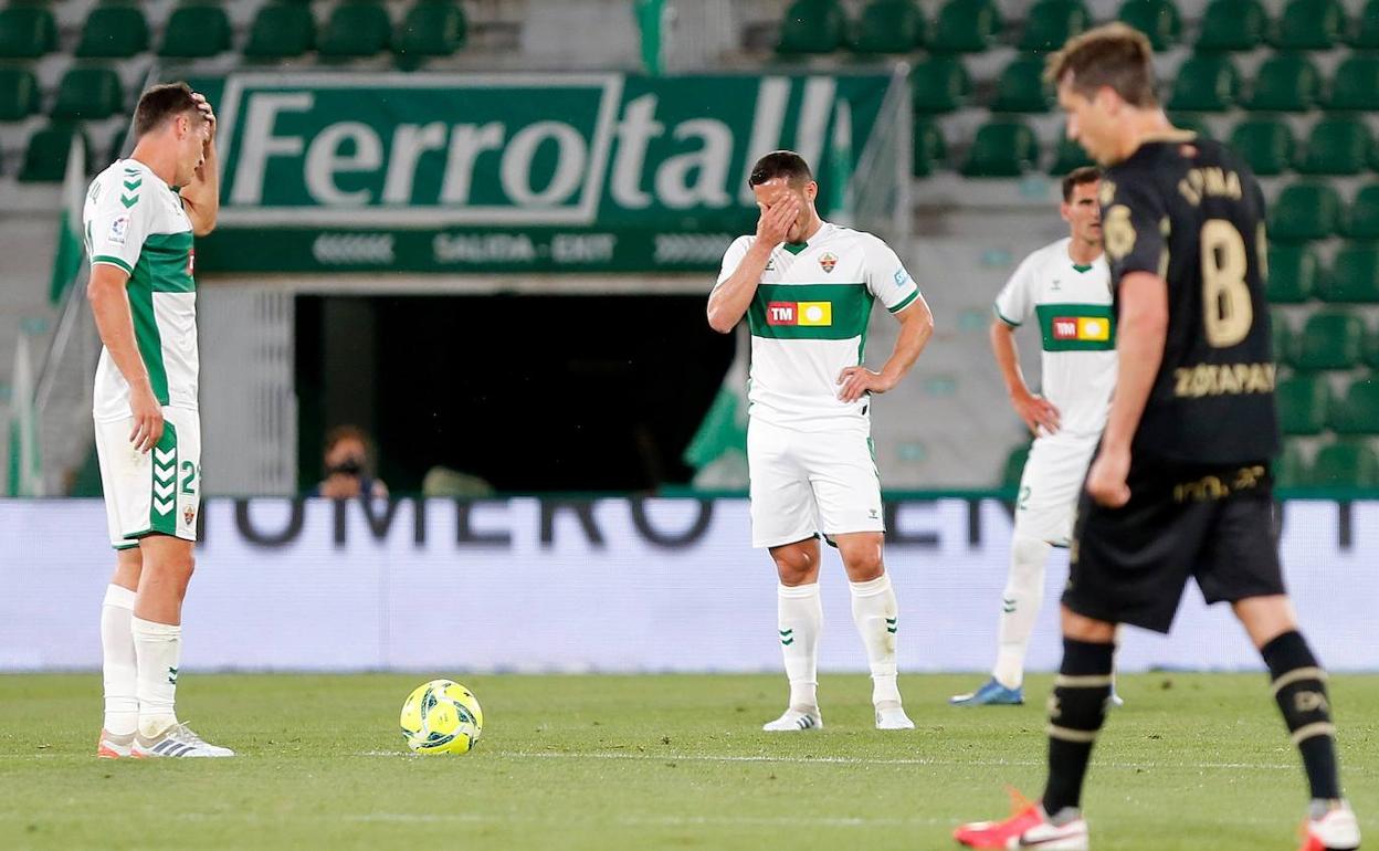 Los jugadores del Elche, abatidos, después de encajar el 0-2 ante el Alavés en el Martínez Valero. 