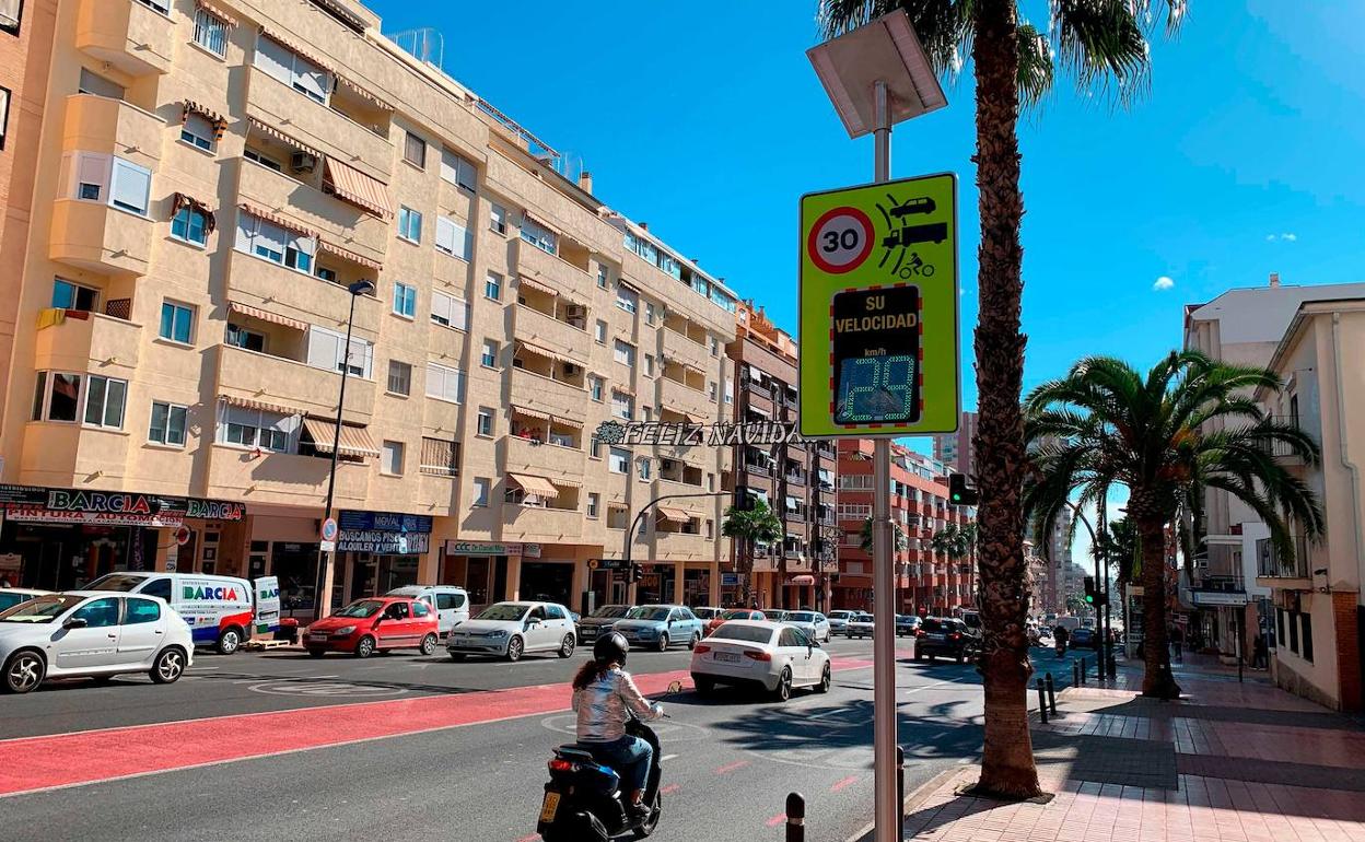 Uno de los radares de velocidad situando en una de las principales calles de Benidorm.