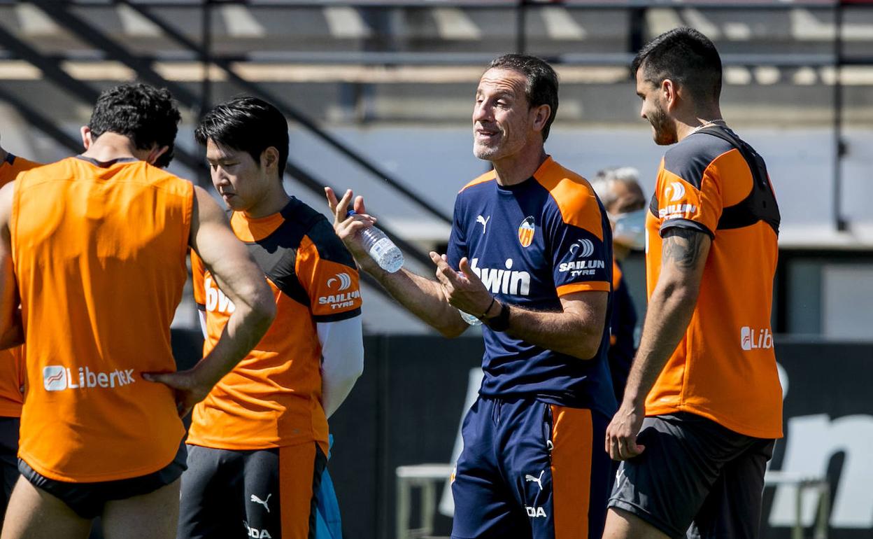 Voro da indicaciones a sus futbolistas en el Antonio Puchades de Paterna. 