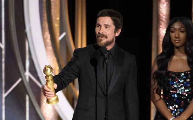 Christian Bale, con un Globo de Oro