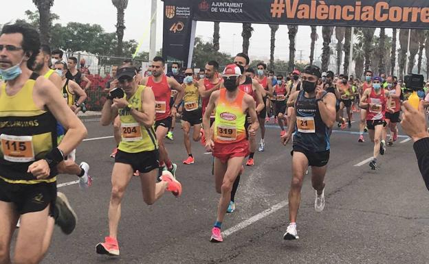 Corredores con mascarilla en la carrera 'Tornem'