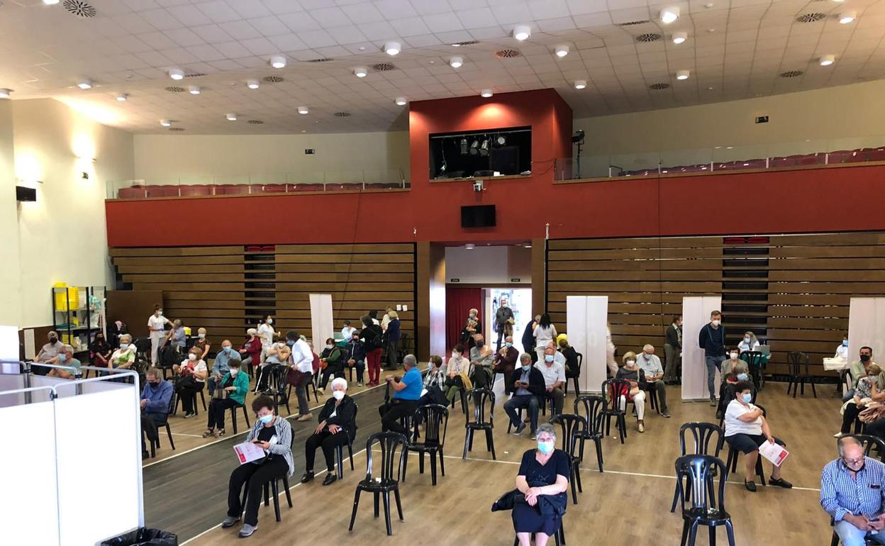 Un instante de las vacunaciones masivas que se llevan a cabo en la Safor. 