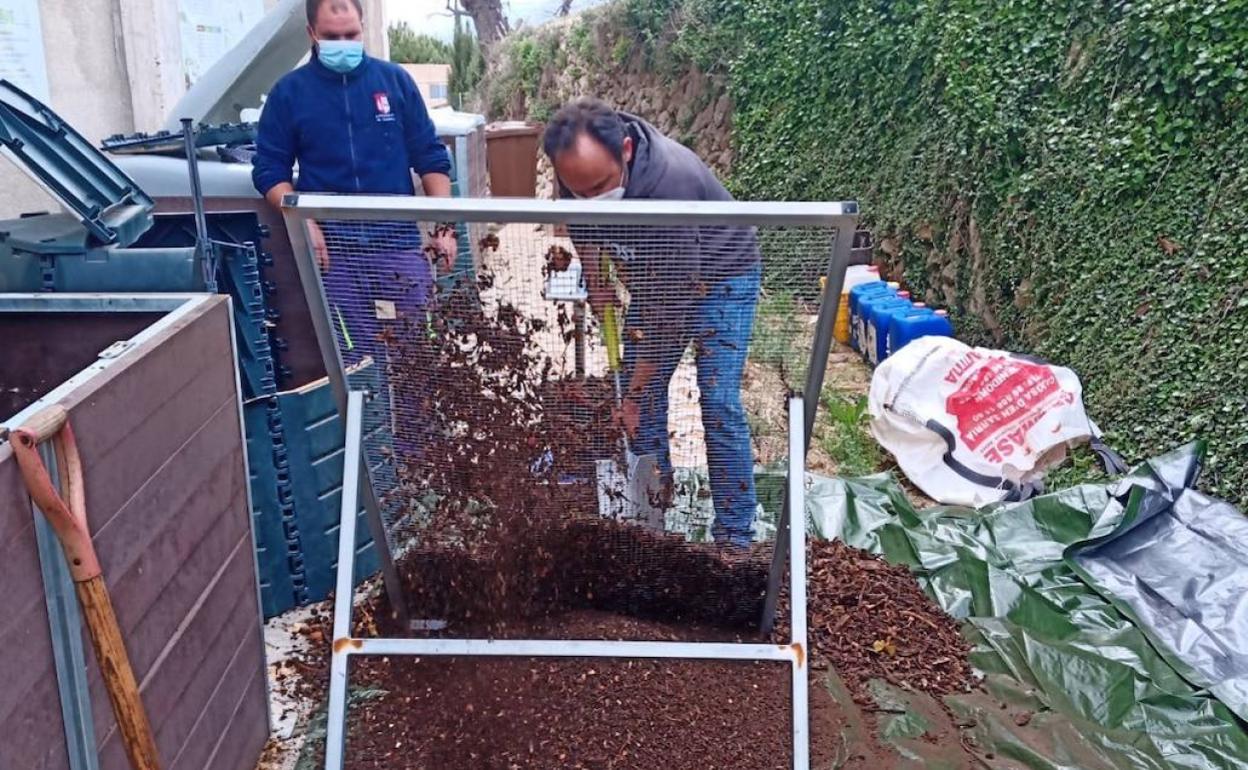 Operarios trabajando en la compostera de Tàrbena.